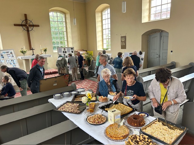 Kaffee-und-Kuchen-Buffet in der Dorfkirche