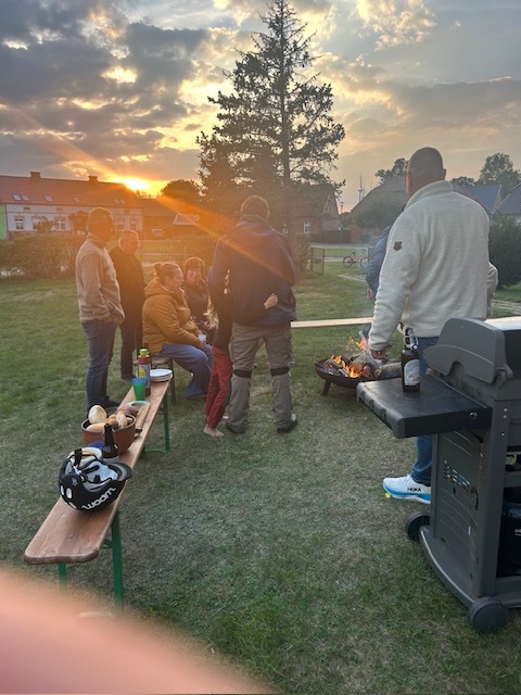 Grill und Feuerschale an der Dorfkirche im Abendlicht